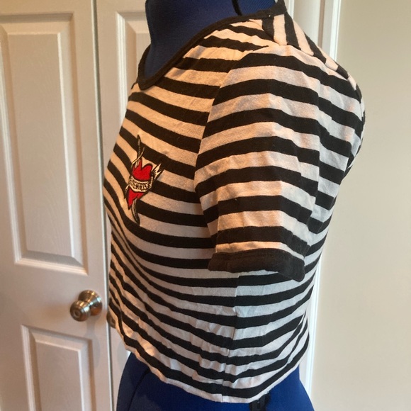 Divided cropped striped tee with heart patch - Picture 3 of 5